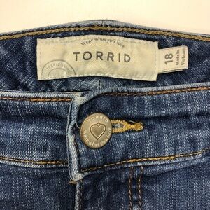 Torrid distressed stretch denim Bermuda jean shorts Size 18